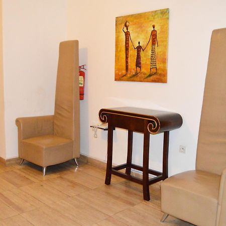 Leon Hotel Киншаса Екстериор снимка