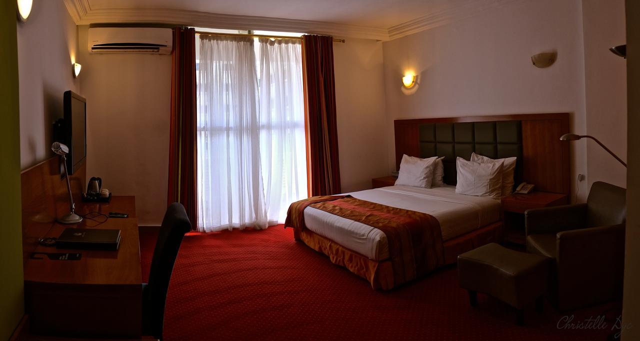Leon Hotel Киншаса Екстериор снимка