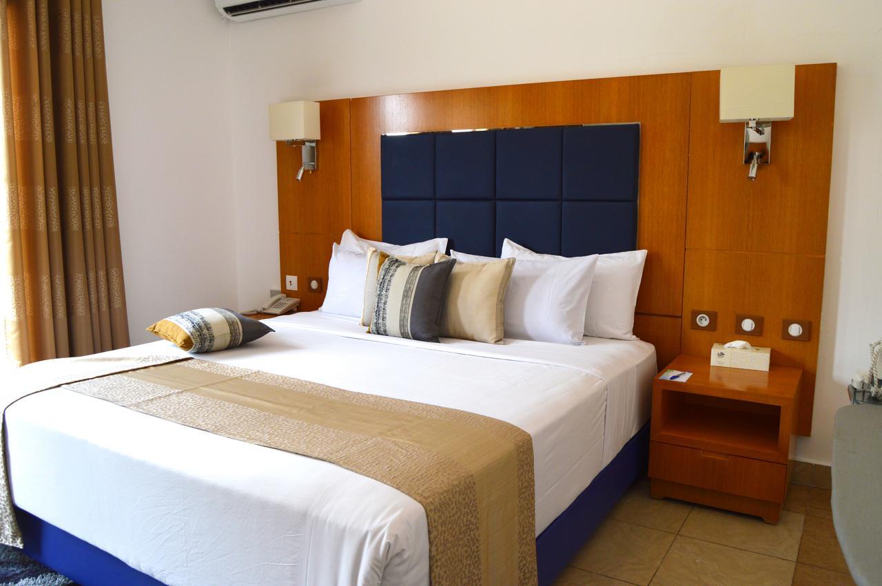 Leon Hotel Киншаса Екстериор снимка