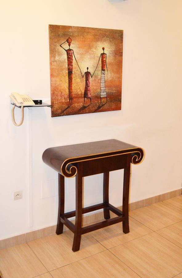 Leon Hotel Киншаса Екстериор снимка