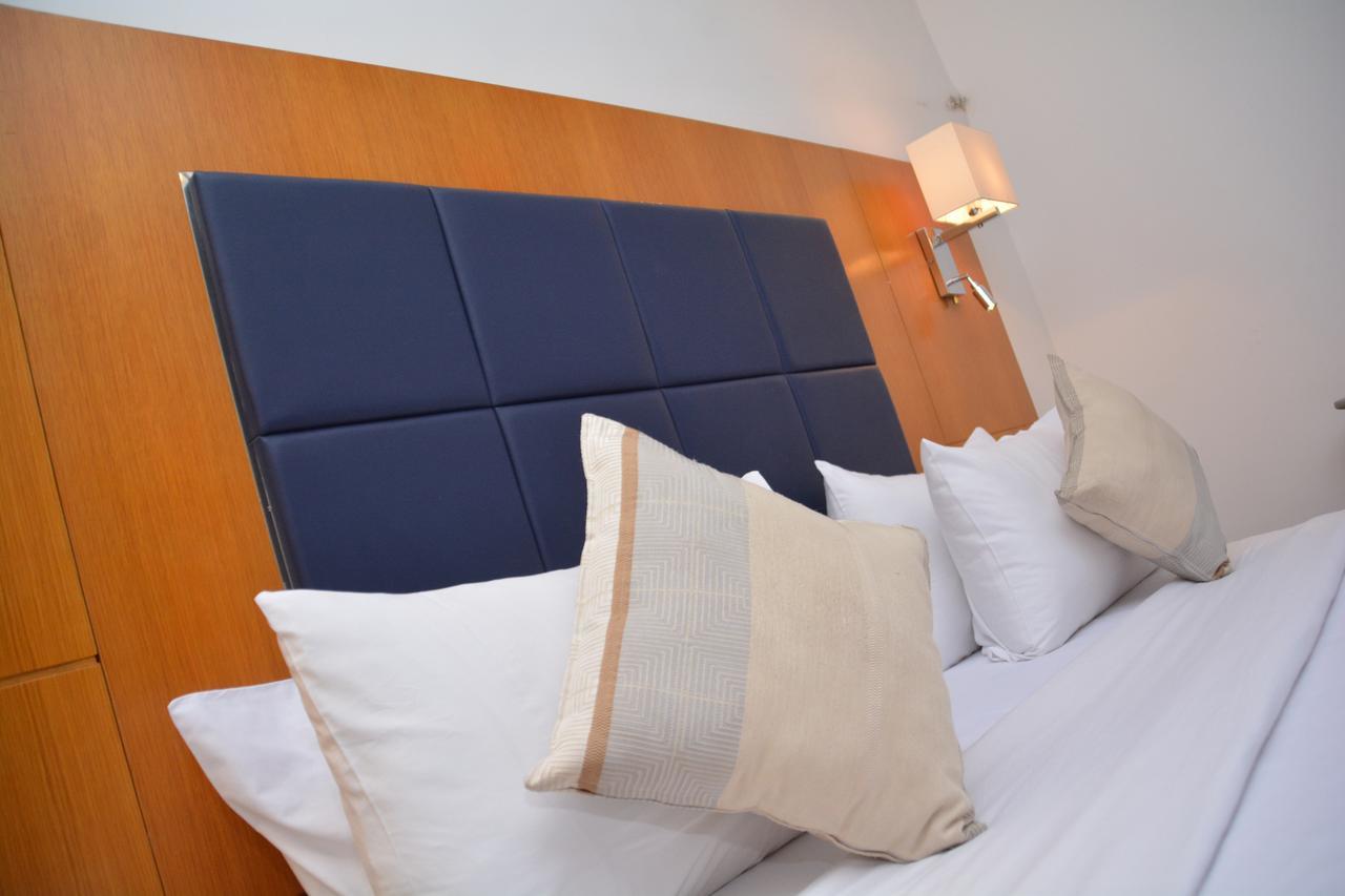 Leon Hotel Киншаса Екстериор снимка