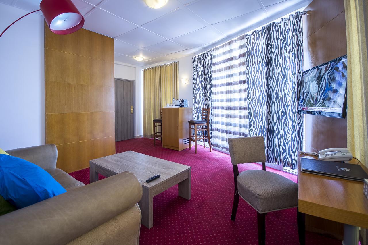 Leon Hotel Киншаса Екстериор снимка
