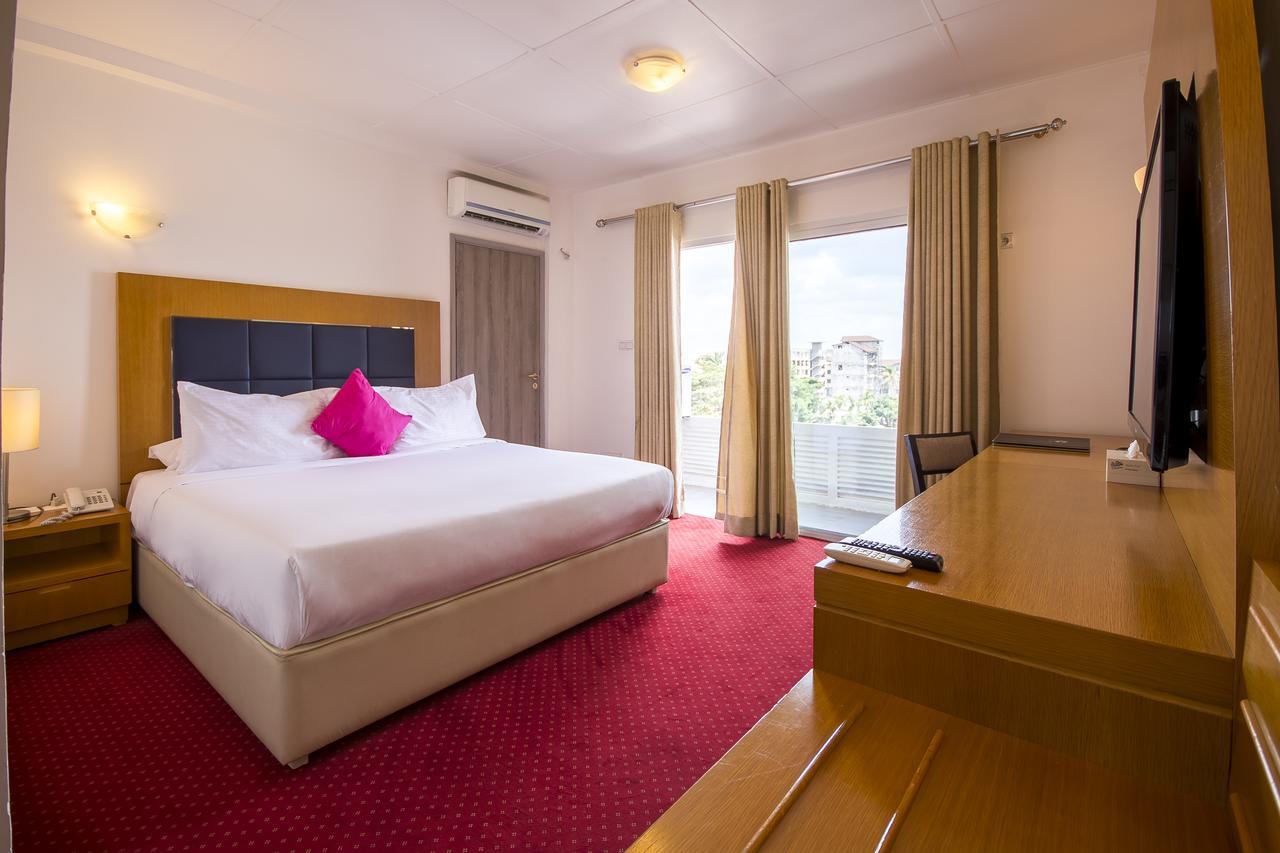 Leon Hotel Киншаса Екстериор снимка
