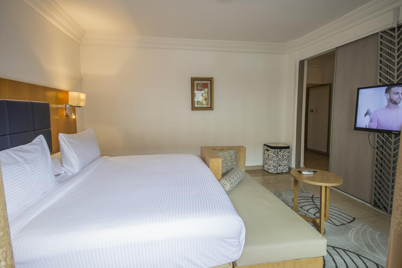Leon Hotel Киншаса Екстериор снимка