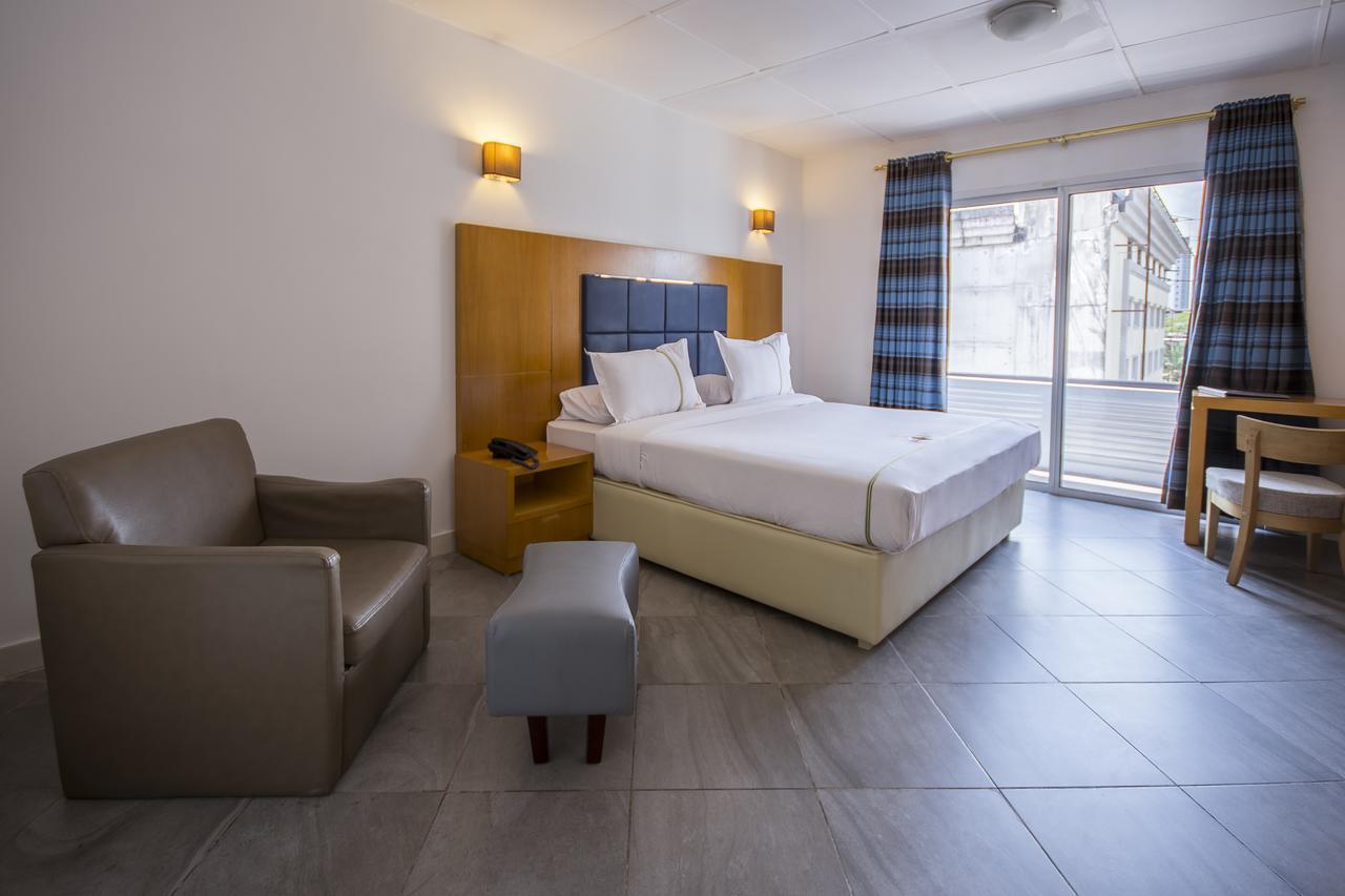 Leon Hotel Киншаса Екстериор снимка